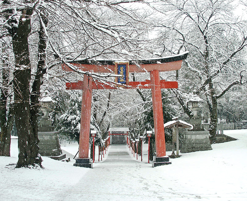 鳥居と雪